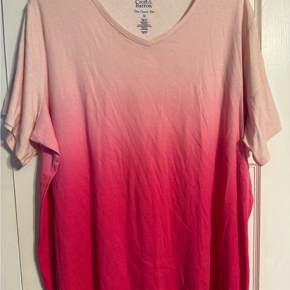 Croft & Barrow Cream and Red V-Neck Tee